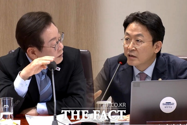 2일 서울 용산구 대통령실에서 열린 제40회 국무회의에 참석한 이재명 대통령과 권대영 금융위원회 부위원장이 모태펀드 출자 예산을 놓고 질의응답 하고 있다. /KTV 이매진 캡처