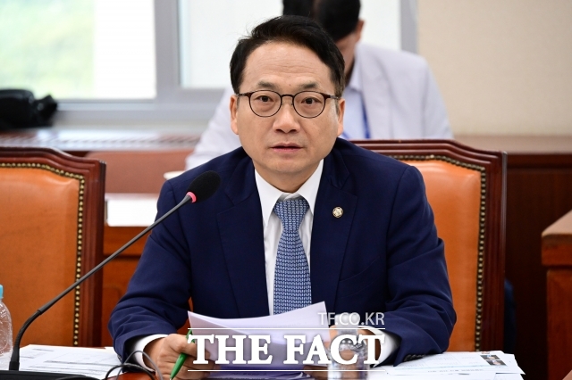 [더팩트ㅣ국회=남윤호 기자] 박선원 더불어민주당 의원이 25일 오전 서울 여의도 국회에서 열린 국방위원회 전체회의에서 질의하고 있다.