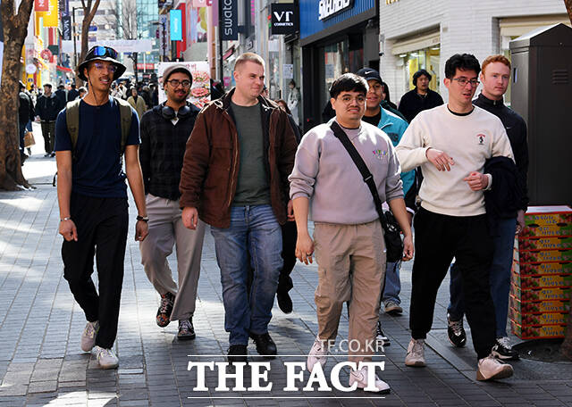 지난해 서울을 찾은 외국인 의료관광객이 역대 최대 규모인 100만 명을 육박했다. 사진은 서울 중구 명동 거리에서 외국인들이 가벼운 옷차림으로 관광을 즐기고 있는 모습으로 기사의 특정 사실과 무관하다. /더팩트 DB