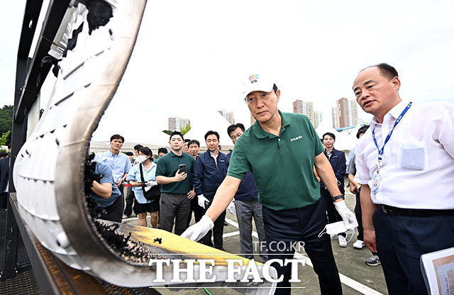 오세훈 서울시장이 4일 오후 경기 고양시 지축차량기지에서 열린 5호선 전동차 방화 관련 화재시연에 참석해 전동차 내장재 6종에 대한 방염 성능 결과를 확인하고 있다. /박헌우 기자