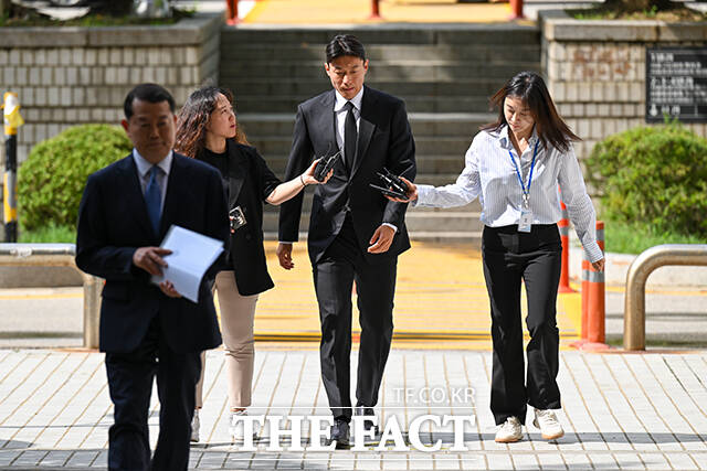 불법 촬영 혐의를 받는 전 국가대표 축구선수 황의조(가운데)가 4일 오후 서울 서초구 서울중앙지방법원에서 열린 항소심 선고공판에 출석하고 있다. /장윤석 기자