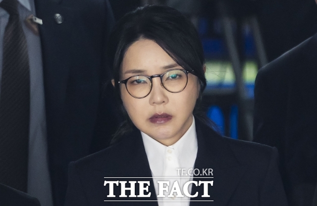 자본시장과 금융투자업에 관한 법률 위반, 정치자금법 위반, 특정범죄 가중처벌 등에 관한 법률 위반(알선수재) 등의 혐의를 받는 윤석열 전 대통령 부인 김건희 씨가 12일 오후 서울 서초구 서울중앙지법에서 열린 구속 전 피의자 심문(영장실질심사)을 마치고 법원을 나서고 있다. /더팩트 DB