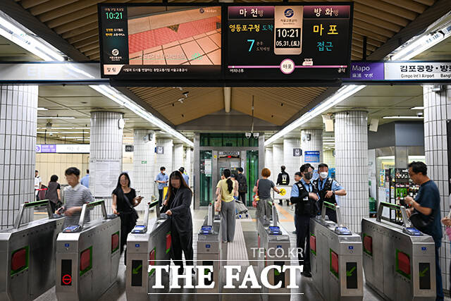 서울교통공사는 4일 지축차량기지에서 서울소방재난본부와 합동으로 전동차 객실과 실내 설비품 6종에 대한 화재 시연을 시행했다. 사진은 서울지하철 5호선 마포역의 모습으로 기사의 특정 사실과 무관하다. /더팩트 DB