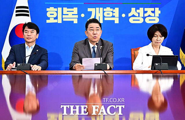 김병기 더불어민주당 원내대표(가운데)가 4일 오전 서울 여의도 국회에서 열린 정책조정회의에 참석해 모두발언을 하고 있다. /국회=배정한 기자