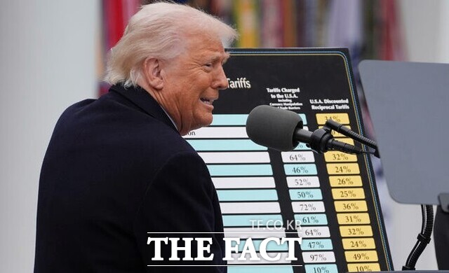 트럼프 행정부는 상고장과 함께 11월 첫째 주에 구두변론을 진행할 수 있게 해달라는 신속 심리 요청서를 제출했다. 사진은 트럼프 대통령이 지난 4월2일(현지시간) 백악관 경내 로즈가든에서 미국을 다시 부유하게라는 행사를 열고 국가별 상호관세를 발표하는 모습. /뉴시스