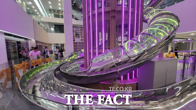 신청사 내부에 설치된 D-RIDE는 지상 3층 높이, 총 15m 규모의 나선형 미끄럼틀로, 지난 2일부터 시범운영에 들어갔다. /정소양 기자