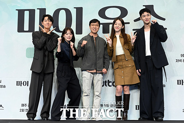 배우 송중기와 천우희, 이상엽 감독, 이주명, 서지훈(왼쪽부터)이 4일 오후 서울 구로구 더 링크 호텔에서 열린 JTBC 금요시리즈 마이 유스 제작발표회에 참석해 포즈를 취하고 있다. /남용희 기자