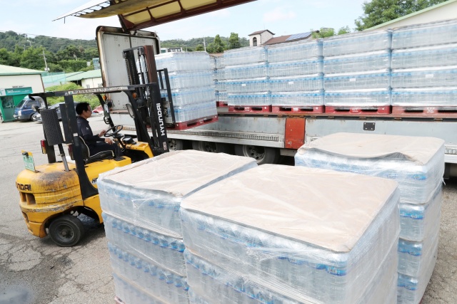 송파구가 강릉 시민을 위해 생수 2만 병을 긴급 지원했다. /송파구