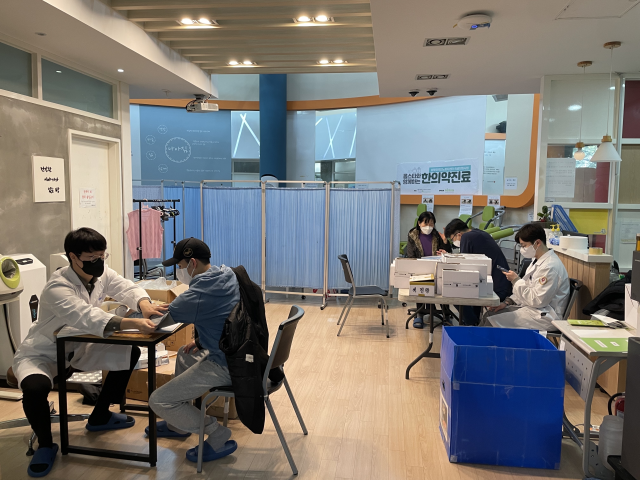 열린의사회에서 무료건강검진을 하고 있다. /서울시