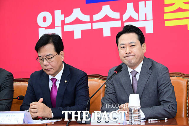 최고위원회의에 참석한 장동혁 대표와 송언석 원내대표(왼쪽)가 굳은 표정으로 회의에 임하고 있다.