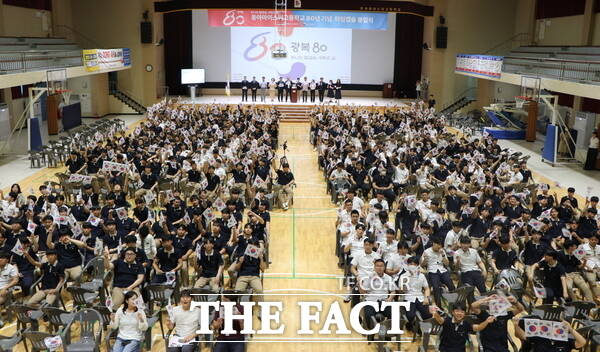동아마이스터고등학교가 3일 오후 누리관에서 광복 80주년 기념 타임캡슐 봉입식을 개최했다./정예준 기자