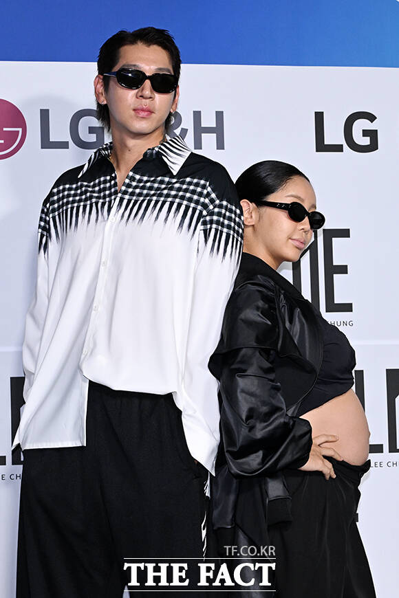 전 야구선수 이대은(왼쪽)과 가수 트루디 부부가 4일 오전 서울 중구 동대문디자인플라자(DDP)에서 열린 2026 S/S 서울패션위크 라이 포토월에 참석해 포즈를 취하고 있다. /서예원 기자