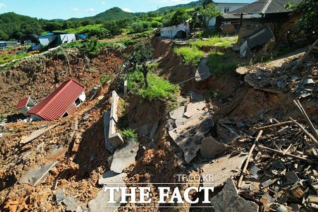 집중호우로 인한 대규모 땅밀림으로 주거지 재사용이 불가능해진 산청군 생비량면 상능마을/산청군