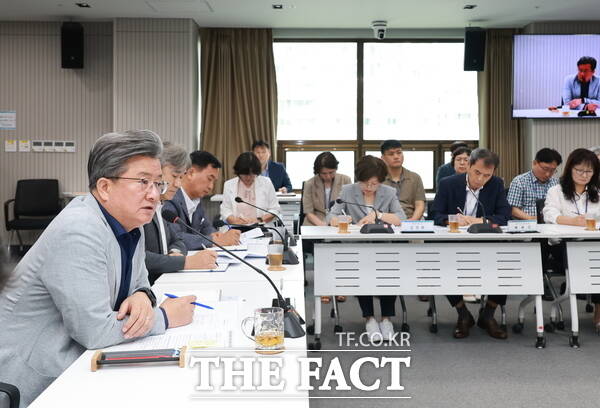정용래 유성구청장이 4일 확대간부회의를 주재하고 있다./대전 유성구