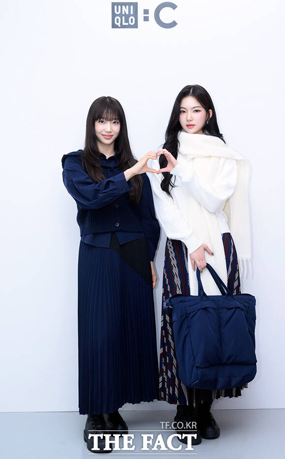 스테이씨 아이사와 수민이 포즈를 취하고 있다.