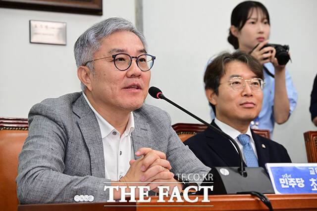 정청래 더불어민주당 대표가 4일 조국혁신당 성비위 사건 2차 가해 의혹을 받는 최강욱(사진) 교육연수원장에 대한 진상조사를 당 윤리감찰단에 지시했다. 사진은 최 원장./남윤호 기자