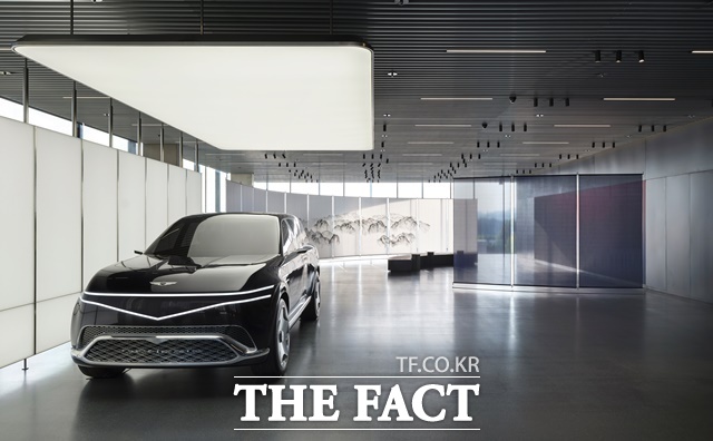 제네시스가 청주공예비엔날레 조직위원회, 청주시한국공예관과 공동으로 기획한 차오르는 밤: Night in Motion 展이 11월 2일까지 제네시스 청주에서 개최된다. /제네시스