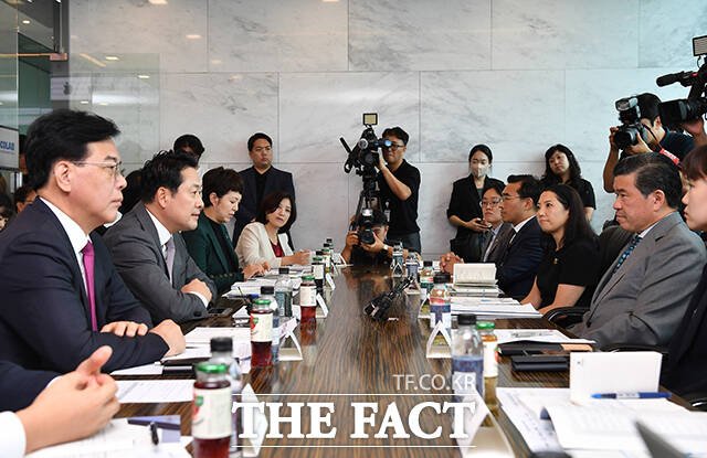 장동혁 국민의힘 대표(왼쪽 두 번째)가 4일 오후 서울 여의도 주한미국상공회의소에서 열린 국민의힘-주한미국상공회의소(AMCHAM) 간담회에서 제임스 김 회장과 만나 발언하고 있다. /국회사진기자단