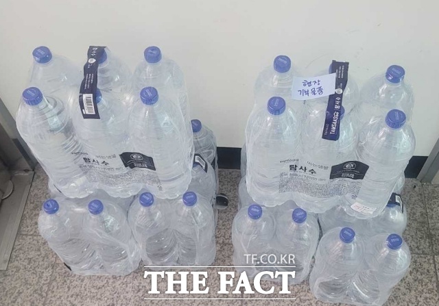 강릉소방서가 3일 소셜미디어에 공개한 생수 36병 사진. 과천 초등학생 김유찬 군이 택배로 생수를 기부했다. /강릉소방서