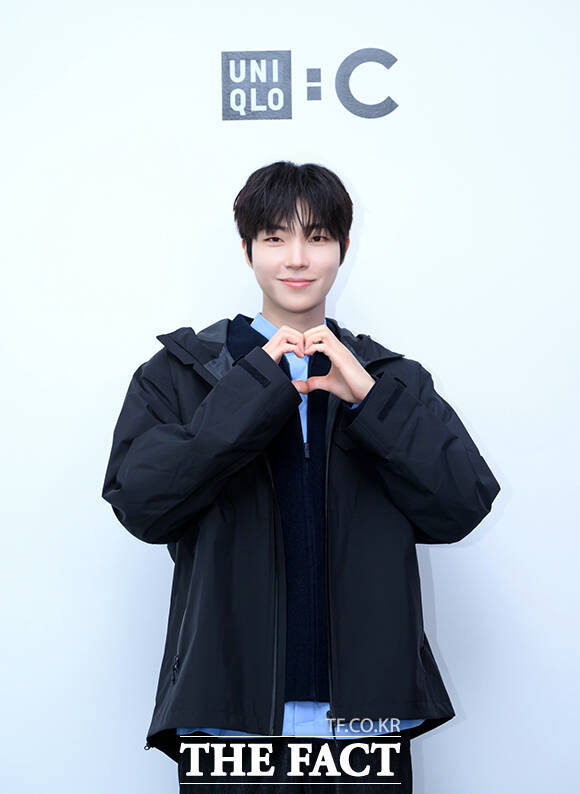 배우 황인엽이 포토타임을 갖고 있다.