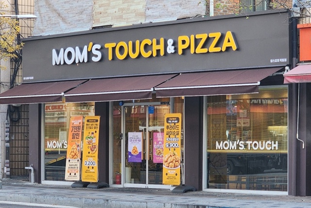 맘스터치가 가맹점 부담 경감을 위해 올해 연말까지 계육 원가 인상분인 총 66억원을 전액 부담한다. /맘스터치