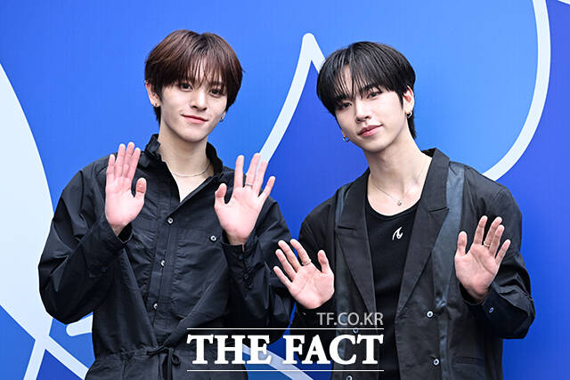 그룹 엔싸인의 로렌스(왼쪽)와 한준이 4일 오후 서울 중구 동대문디자인플라자(DDP)에서 열린 2026 S/S 서울패션위크 뉴웨이브보이즈 포토월에 참석해 포즈를 취하고 있다. /서예원 기자