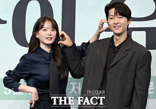 배우 천우희(왼쪽)와 송중기가 4일 오후 서울 구로구 더 링크 호텔에서 열린 JTBC 금요시리즈 마이 유스 제작발표회에 참석해 포즈를 취하고 있다. /남용희 기자