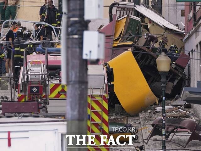 3일(현지시간) 포르투갈 리스본에서 케이블 전차 푸니쿨라 탈선사고가 발생해 최소 15명이 사망하고 23명이 다쳤다. 부상자 중에는 한국인 여성 1명도 포함된 것으로 알려졌다. 사진은 사고 현장. /AP.뉴시스