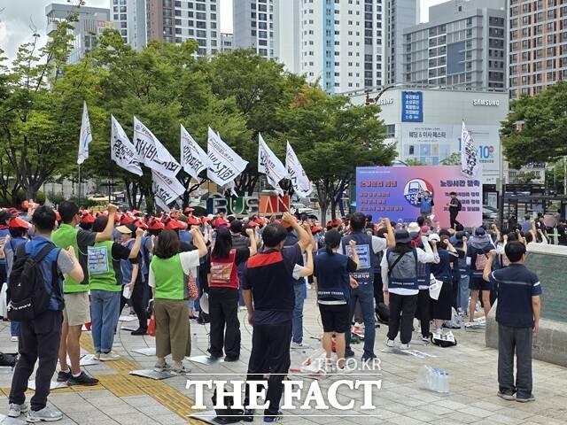 4일 오전 부산시청 앞 광장에서 부산지하철 청소노동자들이 결의대회를 열고 노동시간 단축과 노동조건 개선을 촉구하고 있다. /박호경 기자
