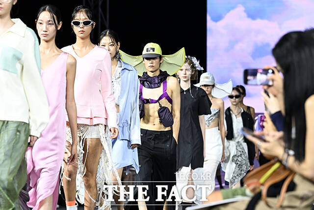 2026 S/S 서울패션위크 라이 쇼가 4일 오후 서울 중구 동대문디자인플라자(DDP)에서 열린 가운데 모델들이 런웨이를 걷고 있다. /서예원 기자