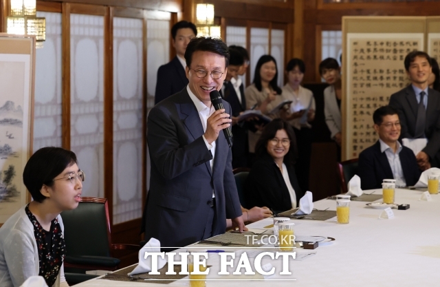 김민석 국무총리는 4일 발달장애인과 가족들을 총리공관으로 초청해 격려하고 현장의 목소리를 경청했다. /임영무 기자(현장풀)