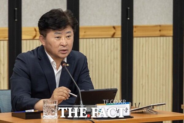 최충규 대덕구청장이 3일 구청 대회의실에서 진행된 9월 확대간부회의에서 대전조차장 철도 입체화 사업 등 지역 현안 사업에 대한 직원들의 관심과 이해를 당부했다. /대덕구