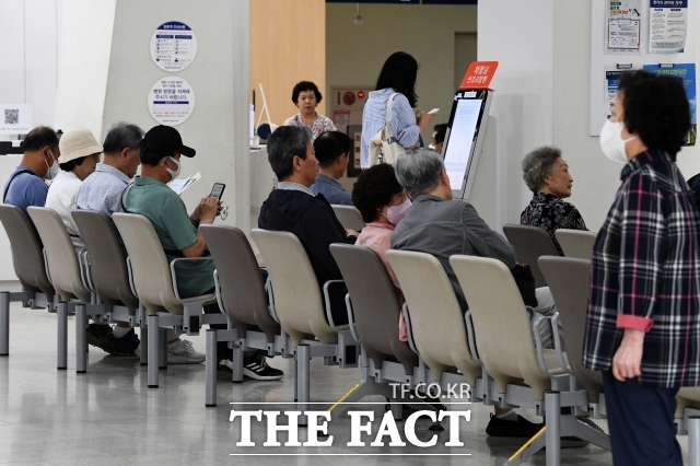 4일 보건복지부 2026년 예산안에 따르면 건강보험 정부 지원금은 12조7171억원이다. 이는 내년도 예상 수입액의 14.2% 수준으로 법에 정해진 해당 연도 건강보험료 예상 수입액의 20%에 미치지 못한다. 사진은 2024년 6월 24일 서울대병원. /서예원 기자