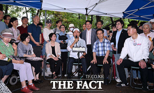 오세훈 서울시장이 4일 준공업지역 법적 상한용적률 도입 1호 지정 대상지인 서울 도봉구 삼환도봉아파트를 직접 찾아 주민들에게 사업 설명을 하고 있다. /이새롬 기자