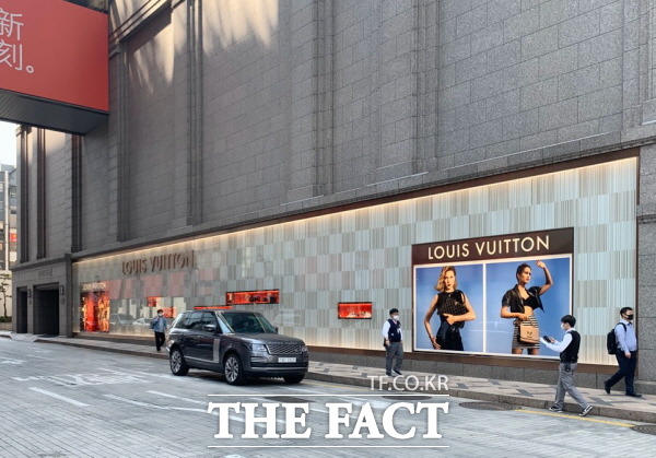 해외명품 브랜드 루이비통이 최근 화장품 브랜드를 론칭하고 레스토랑을 오픈했다. /더팩트DB