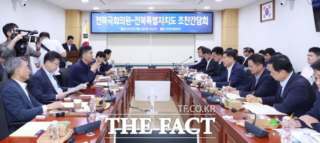 4일 서울 국회의원회관에서 열린 전북 지역구 국회의원-전북도 조찬 간담회에서 김관영 도지사와 이원택 전북도당 위원장을 비롯한 지역구 국회의원들이 간담회를 갖고 기념촬영을 하고 있다. /전북도