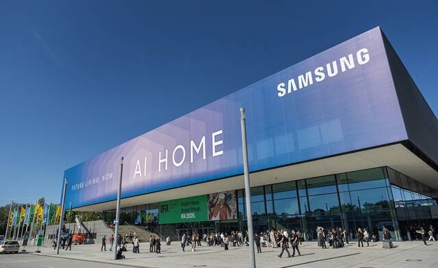 삼성전자가 오는 5~9일 독일 베를린 메세 베를린에서 열리는 유럽 최대 IT·가전 전시회 IFA 2025 개막에 앞서 삼성전자 전시관이 마련된 시티큐브 베를린 건물 외관에 삼성 AI 홈을 강조하는 옥외 광고를 진행하고 있다. /삼성전자