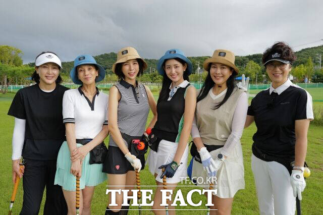 연습을 마치고 포즈를 취한 미스코리아 파크골프단. 왼쪽부터 임송희 코치, 1996 제40회 미스 코리아 한국일보 권민중, 2006 제50회 미스코리아 미 김수현, 2025 제69회 미스코리아 재 이서현, 1992 제36회 미스코리아 국제페리 김인영, 윤성현 감독. / 한스타미디어