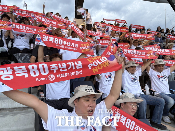 백제로타리클럽이 지난 3일 중구 광복회 회원 및 가족들을 초청해 야구경기 관람 행사를 가졌다./대전 중구