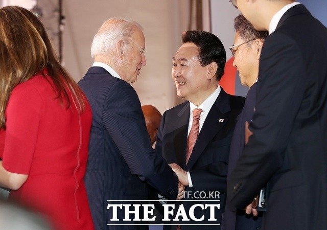 지난 2022년 윤석열 전 대통령의 미국 순방 중에 불거진 비속어 자막 논란을 두고 외교부와 MBC 사이에 벌어진 이른바 바이든 날리면 소송이 법원의 강제조정에 따라 외교부의 소 취하로 종결됐다. 윤 전 대통령이 지난 2022년 9월 21일(현지시각) 뉴욕 한 빌딩에서 열린 글로벌펀드 제7차 재정공약회의를 마친 후 조 바이든 미국 대통령과 대화하고 있다./뉴시스