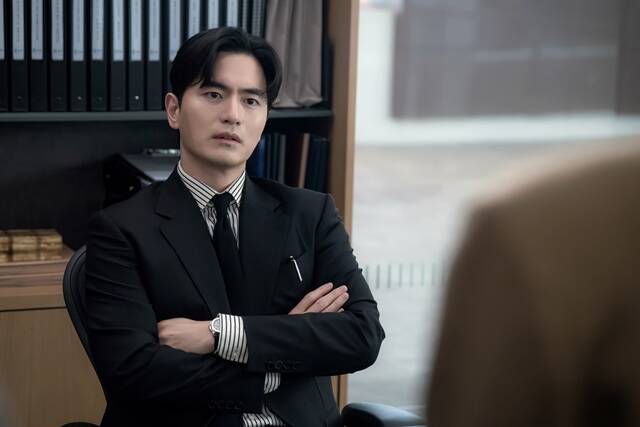 배우 이진욱이 JTBC 토일드라마 에스콰이어: 변호사를 꿈꾸는 변호사들에서 파트너 변호사 윤석훈 역을 맡아 극을 이끌었다. /㈜비에이엔터테인먼트, SLL, 스튜디오S