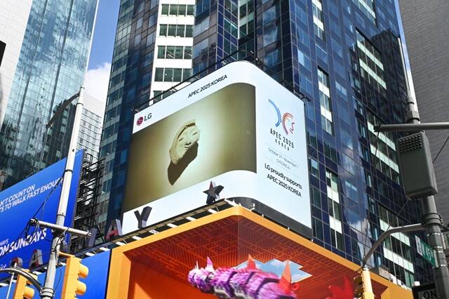 LG그룹이 미국 뉴욕 타임스스퀘어 전광판을 통해 APEC 정상회의를 홍보하고 있다. /LG그룹