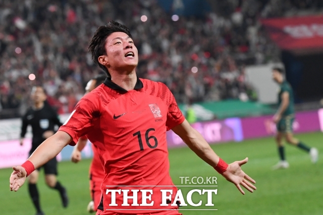 불법 촬영 혐의로 재판에 넘겨진 축구선수 황의조가 항소심에서도 1심과 같은 징역형의 집행유예를 선고받았다. 지난해 2023년 10월 서울 마포구 서울월드컵경기장에서 열린 대한민국과 튀니지의 평가전에서 황의조가 득점 후 기뻐하고 있다./남용희 기자