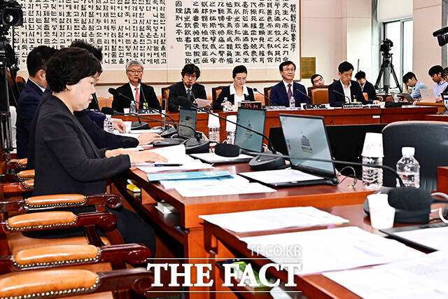 검찰개혁 공청회 참석해 발언하는 윤동호 국민대학교 교수(왼쪽 세번째).