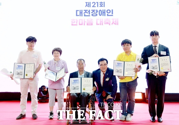 조원휘 대전시의회 의장(사진 왼쪽부터 네 번째)이 4일 충무체육관에서 개최된 제21회 대전장애인한마음대축제에 참석했다./대전시의회