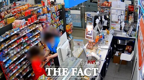 편의점 아르바이트생 김모 씨가 긿을 잃고 도움을 요청한 A군을 보호하고 있는 모습./대전경찰청