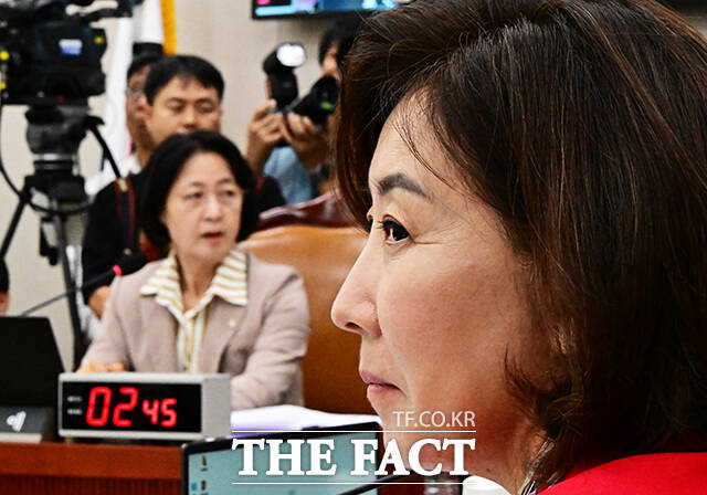 나경원 국민의힘 의원이 4일 오전 서울 여의도 국회 법사위원회에서 열린 검찰개혁 공청회에 참석해 생각에 잠겨 있다. 왼쪽은 추미애 법사위원장. /국회=배정한 기자