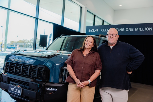 3일(현지시간) 호주 북동부 퀸즈랜드 모토라마 딜러사에서 열린 100만대 판매 달성 기념식에서 (왼쪽부터) 100만번째 차량 구매 고객 안드레아 앨런도프 , 제임스 앨런도프 부부가 타스만 듀얼 캡 모델 앞에서 포즈를 취하고 있다. /기아