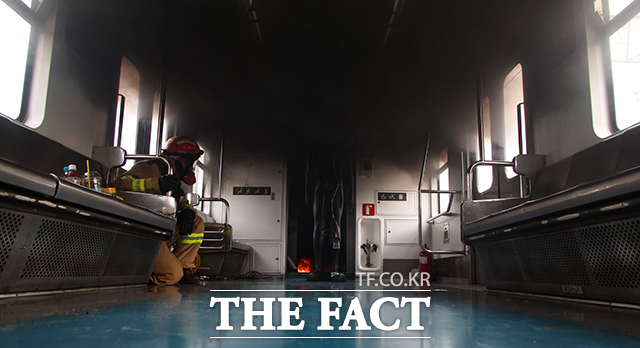 4일 오후 경기 고양시 지축차량기지에서 5호선 전동차 방화 관련 화재시연이 열린 가운데 불이 난 전동차 객실이 검게 그을려 있다. /박헌우 기자