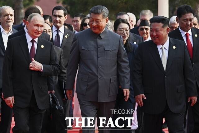 정부는 4일 중국 전승절 80주년 기념행사를 계기로 북중러 3각 연대가 부각된 데 대해 모든 가능성에 대비하고 있다고 밝혔다. 사진은 전날 전승절 80주년 열병식에 참석한 블라디미르 푸틴 러시아 대통령(왼쪽부터), 시진핑 중국 국가주석, 김정은 북한 국무위원장. /베이징=AP. 뉴시스